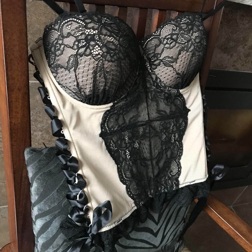 🖤 🌹🥂 Beautiful Blush Corset with Black Satin Ribbon Closure
